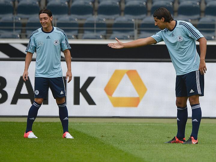 &bdquo;Wir haben Lust auf dieses Spiel. Wir wollen
nicht nur gewinnen, sondern guten Fußball spielen, die Fans
begeistern und wieder auf unsere Seite bekommen&ldquo;, kündigte
Führungskraft Khedira an.