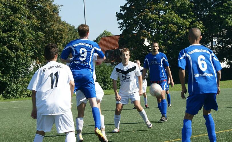 Die Streetboys (in blau) in Action auf dem Feld.