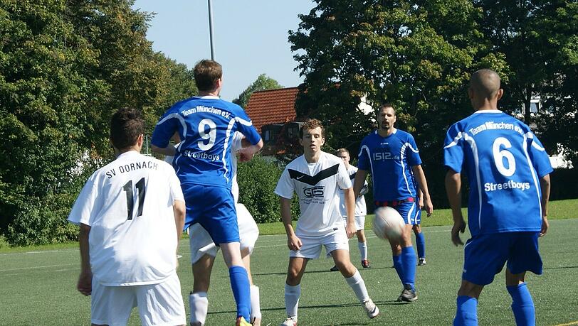 Die Streetboys (in blau) in Action auf dem Feld. Die Streetboys (in blau) in Action auf dem Feld.