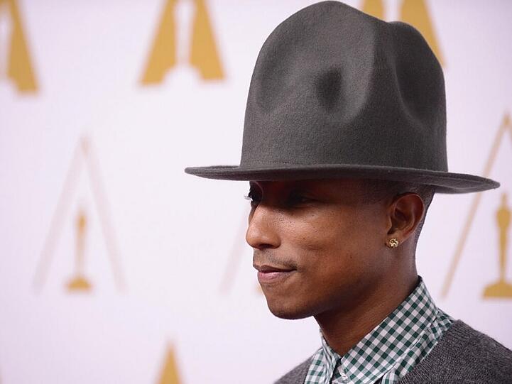 Stets gut behütet: Pharrell Williams beim Lunch zu den diesjährigen Oscar-Nominierungen