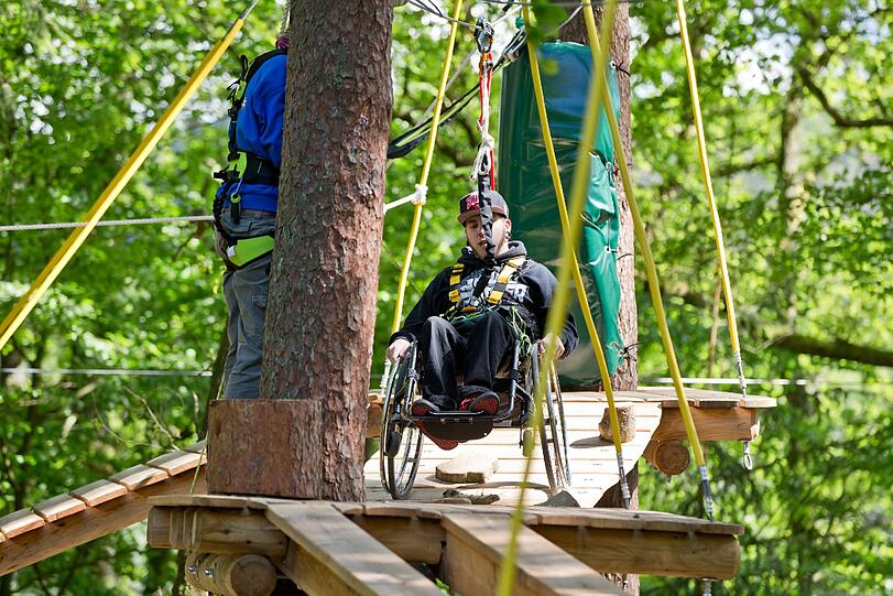 Über ein Hindernis geht es mit dem Rollstuhl auch in schwindelerregender Höhe.