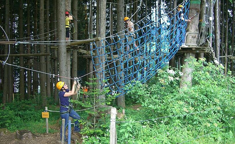 Sicheres Klettern im Hochseilgarten.