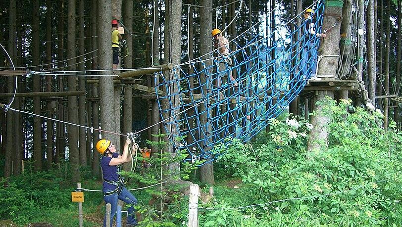 Sicheres Klettern im Hochseilgarten. Sicheres Klettern im Hochseilgarten.