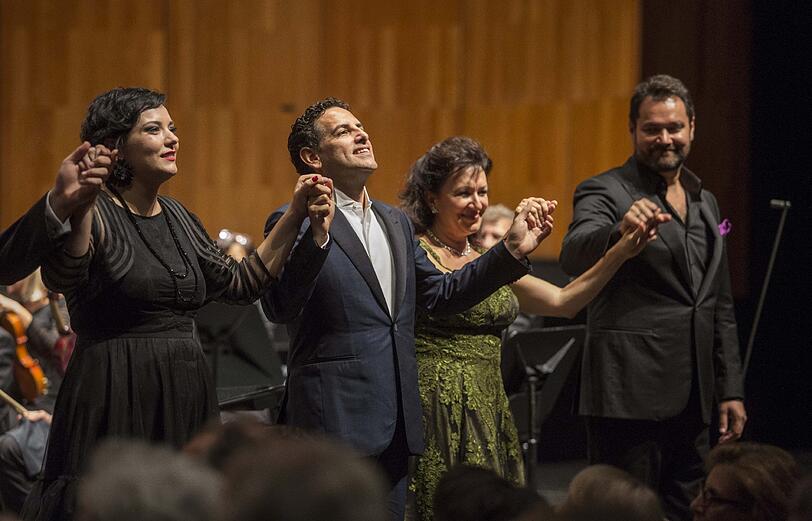 Teresa Iervolino (Maffio Orsini), Krassimira Stoyanova (Lucrezia Borgia), Juan Diego Flórez (Gennaro) und Ildar Abdrazakov (Don Alfonso) nach der konzertanten Donizetti-Aufführung in Salzburg.