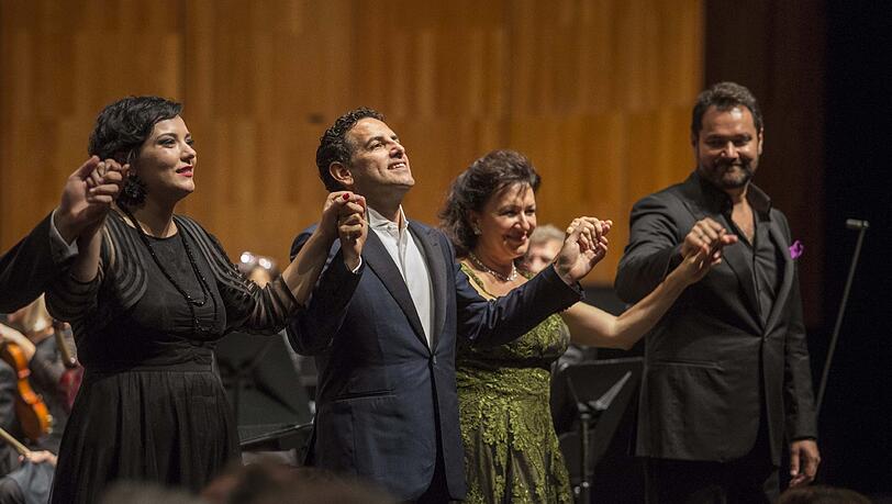 Teresa Iervolino (Maffio Orsini), Krassimira Stoyanova (Lucrezia Borgia), Juan Diego Flórez (Gennaro) und Ildar Abdrazakov (Don Alfonso) nach der konzertanten Donizetti-Aufführung in Salzburg. Teresa Iervolino (Maffio Orsini), Krassimira Stoyanova (Lucrezia Borgia), Juan Diego Flórez (Gennaro) und Ildar Abdrazakov (Don Alfonso) nach der konzertanten Donizetti-Aufführung in Salzburg.