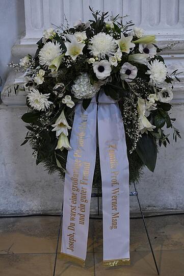 "Joseph, Du warst eine großartige Persönlichkeit und ein guter Freund", steht auf der Kranzschleife von Prof. Werner Mang.