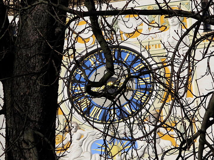 Die Bäume tragen noch keine Blätter und Blüten, deshalb ist der Blick auf die Uhr (fast) frei.