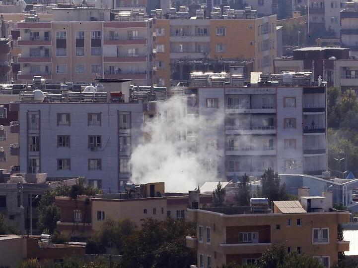 Rauch steigt über der syrischen Stadt Ras al-Ain auf.