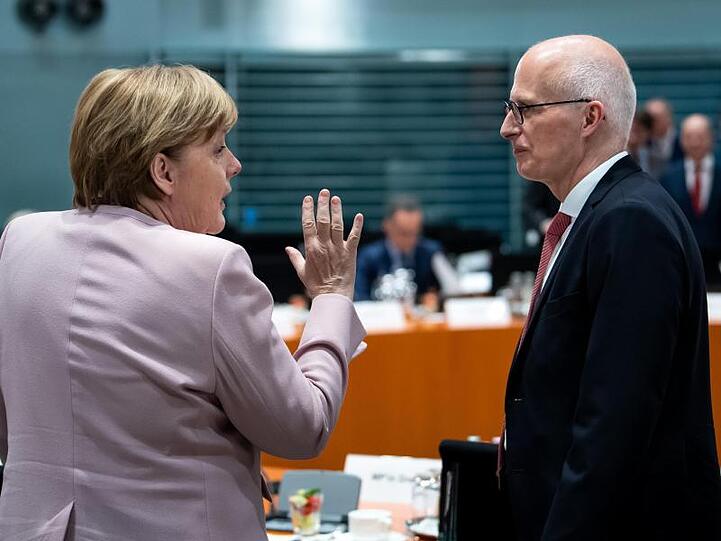 Angela Merkel und Peter Tschentscher bei der Ministerpräsidentenkonferenz in Berlin. Nach monatelangem Streit haben sich Bund und Länder über die Aufteilung der Flüchtlingskosten geeinigt.