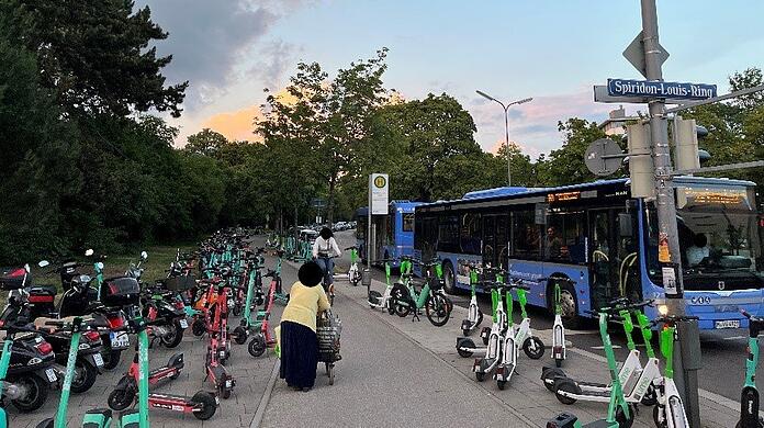 Roller parken rund um den Olympiapark oft kreuz- und quer. Die Grünen wollen das ändern.