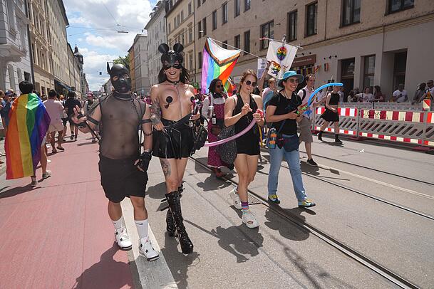 Nichts kann beim CSD ausgefallen genug sein, da kann man(n) auch schon mal Dirndl tragen. Nichts kann beim CSD ausgefallen genug sein, da kann man(n) auch schon mal Dirndl tragen.