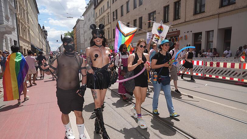 Nichts kann beim CSD ausgefallen genug sein, da kann man(n) auch schon mal Dirndl tragen. Nichts kann beim CSD ausgefallen genug sein, da kann man(n) auch schon mal Dirndl tragen.