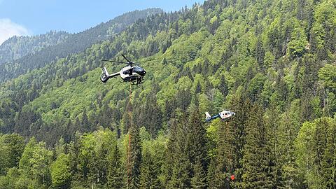 An die zehn Helikopter helfen am Mittwoch beim L&ouml;schen aus der Luft.