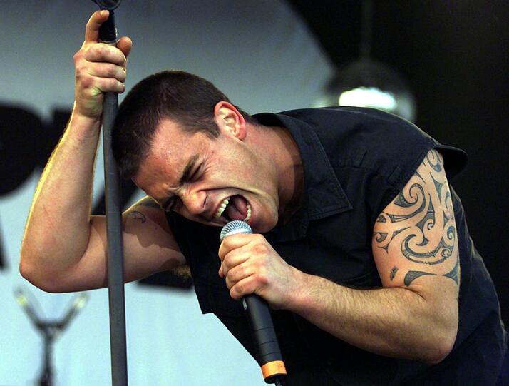 Robbies zahlreiche, vor allem weibliche Fans, waren ihm treu geblieben. Mit Angels (1997) begann eine der kommerziell erfolgreichsten Popkarrieren der Musikgeschichte.