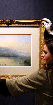 Zum Rekordpreis von mehr als 5,8 Millionen Pfund (umgerechnet rund 8,4 Millionen Euro) ist das Aquarell des britischen Malers William Turner (1775-1851) "The Blue Rigi: Lake of Lucerne, Sunrise" 2006 versteigert worden - mehr Geld wurde für ein Turner-Aquarell bis dato noch nie bezahlt.