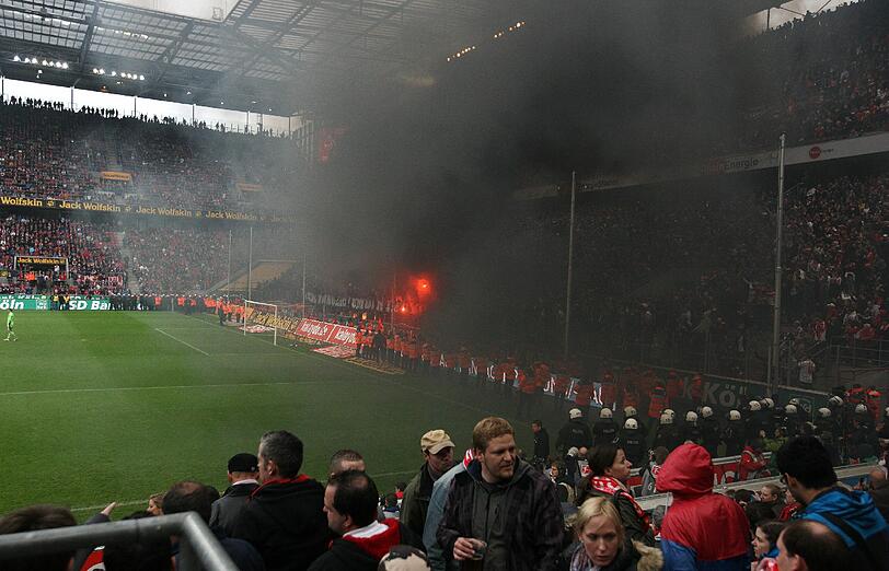 Im Fanblock werden Rauchbomben gezündet.