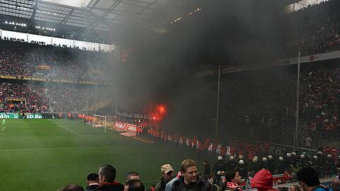 Im Fanblock werden Rauchbomben gezündet.