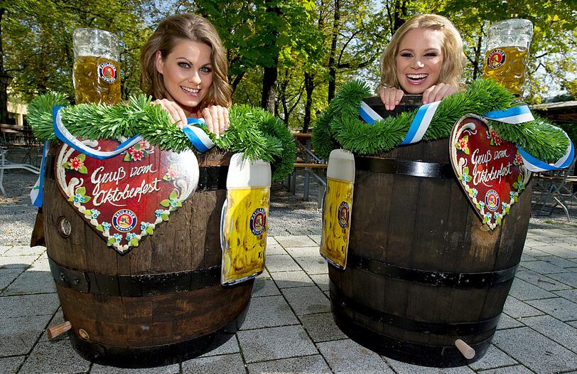 Und schon sind wir bei den Wiesn-Playmates: Zwei von dieser Gattung haben sich schon vor der Wiesn für einen PR-Termin in Bierfässern gegenseitig bespritzt. Mit - nun ja - Bier.