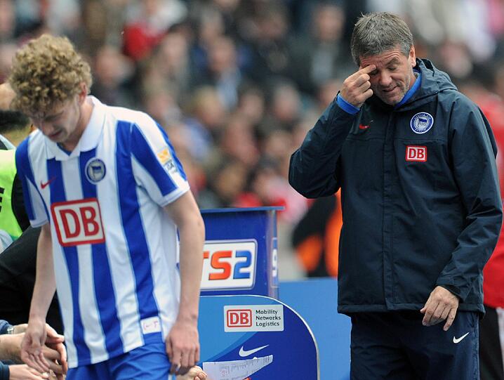 Auch in Berlin konnte er mit der Hertha den Abstieg nicht verhindern. Funkel ist nur etwa ein dreiviertel Jahr dort Trainer.