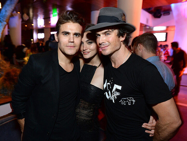 Paul Wesley (l.) und Ian Somerhalder (r.) hier mit Kollegin Phoebe Tonkin aus dem "The Vampire Diaries" Spin-Off "The Originals"