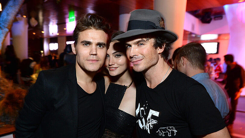 Paul Wesley (l.) und Ian Somerhalder (r.) hier mit Kollegin Phoebe Tonkin aus dem "The Vampire Diaries" Spin-Off "The Originals" Paul Wesley (l.) und Ian Somerhalder (r.) hier mit Kollegin Phoebe Tonkin aus dem "The Vampire Diaries" Spin-Off "The Originals"