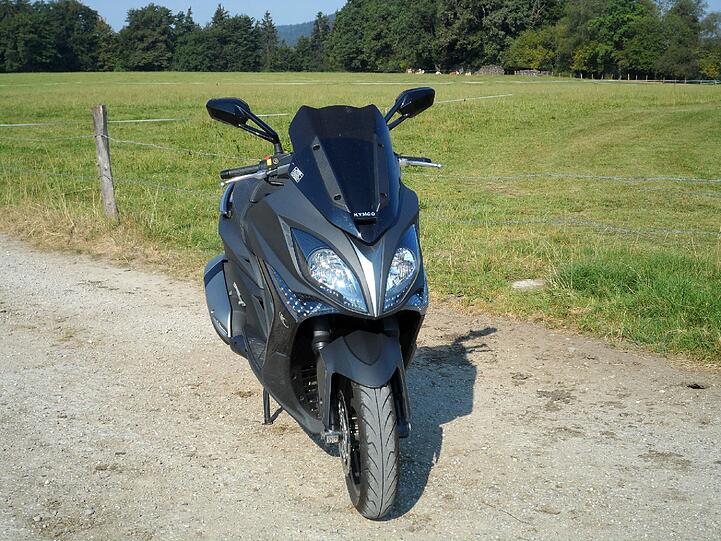 Schlank genug für die Stadt, flott und groß genug für Autobahn und Landstraße: Der Kymco Xciting 400i hat eine gute Zwischengröße.