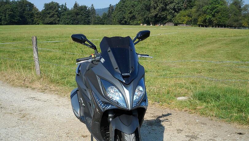 Schlank genug für die Stadt, flott und groß genug für Autobahn und Landstraße: Der Kymco Xciting 400i hat eine gute Zwischengröße. Schlank genug für die Stadt, flott und groß genug für Autobahn und Landstraße: Der Kymco Xciting 400i hat eine gute Zwischengröße.