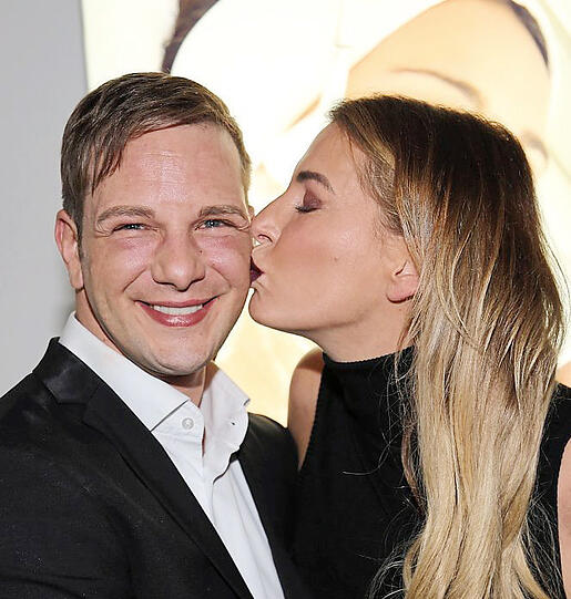 Bussi für den Beauty-Meister: Giulia Siegel knutscht Tommy Toro.