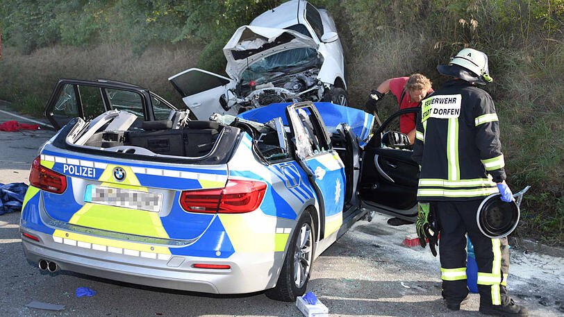 Trümmerfeld auf der B15: Die beiden Fahrzeuge haben einen Totalschaden.