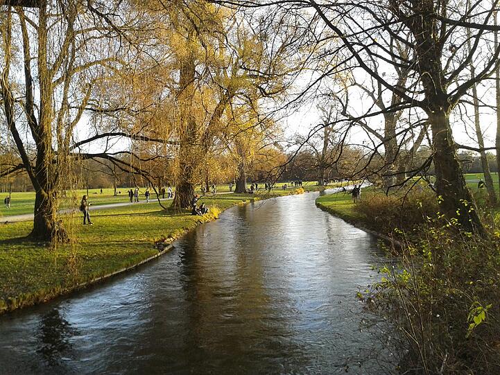 Englischer Garten: Der ruhige Arm des Eisbachs ist für AZ-Leserin Silvia Reckermann ein "magischer Ort".