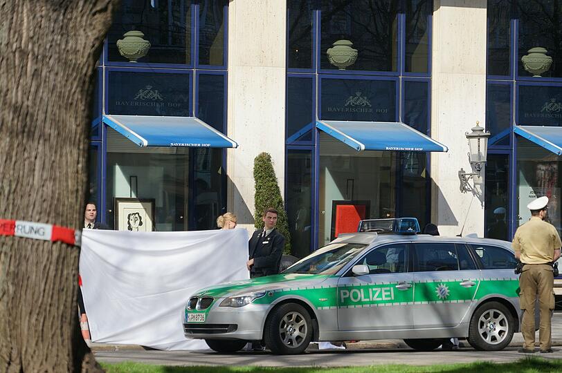 Die Polizei sperrte den Eingangsbereich des Bayerischen Hofs ab.