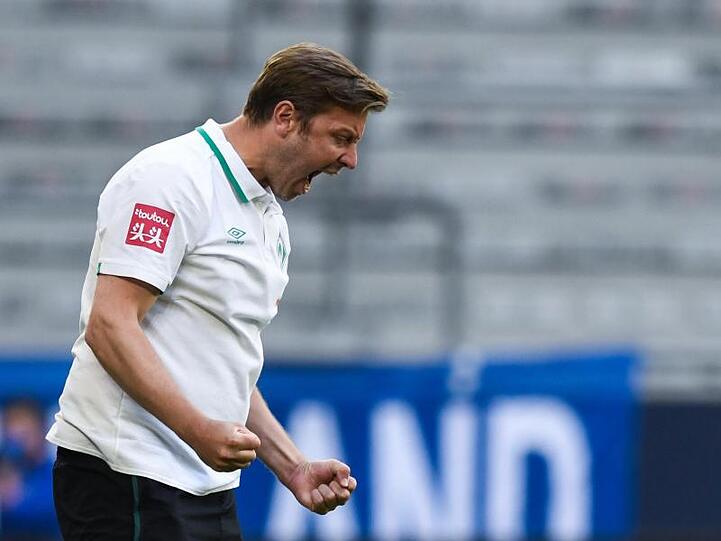 Werders Trainer Florian Kohfeldt schreit seine Freude heraus. Den Bremern gelang im Abstiegskampf ein ganz wichtiger Erfolg.