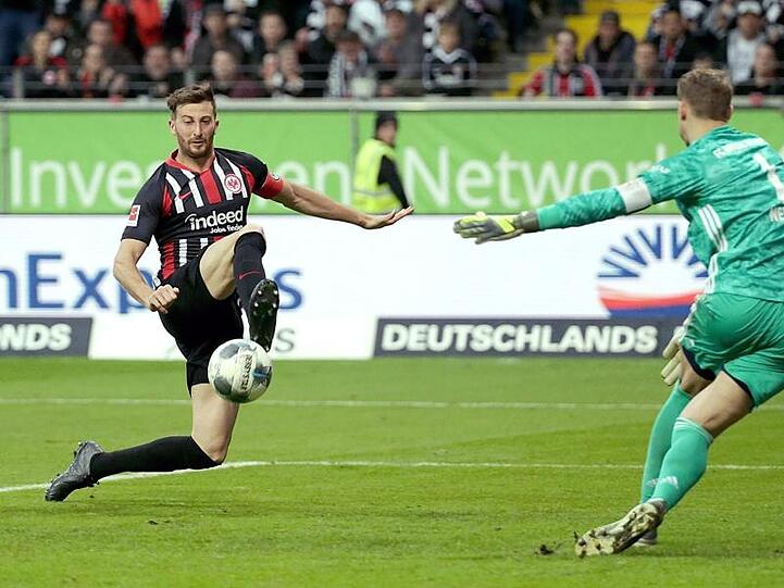 Der Frankfurter David Abraham (l) erzielt das Tor zum 3:1 gegen Münchens Torwart Manuel Neuer. Foto: Hasan Bratic/dpa