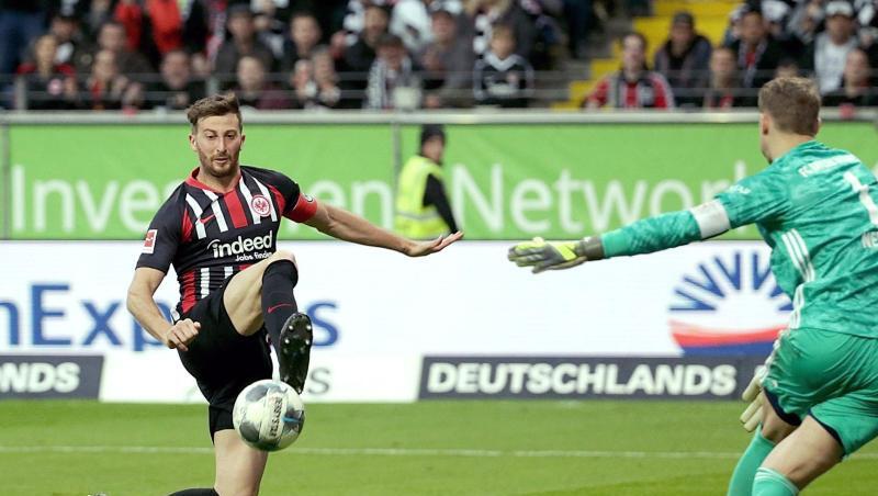 Der Frankfurter David Abraham (l) erzielt das Tor zum 3:1 gegen Münchens Torwart Manuel Neuer. Foto: Hasan Bratic/dpa Der Frankfurter David Abraham (l) erzielt das Tor zum 3:1 gegen Münchens Torwart Manuel Neuer. Foto: Hasan Bratic/dpa