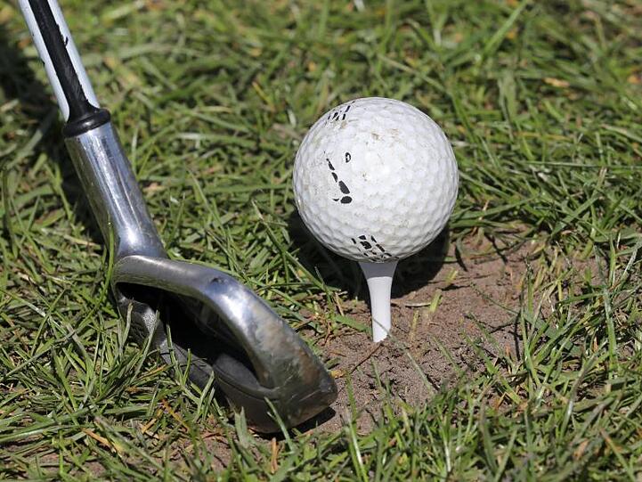 Ein Golfball kurz vorm Abschlag. Foto: Bernd Wüstneck/dpa-Zentralbild/dpa/Symbolbild