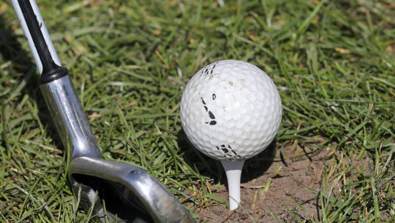 Ein Golfball kurz vorm Abschlag. Foto: Bernd Wüstneck/dpa-Zentralbild/dpa/Symbolbild Ein Golfball kurz vorm Abschlag. Foto: Bernd Wüstneck/dpa-Zentralbild/dpa/Symbolbild