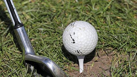 Ein Golfball kurz vorm Abschlag. Foto: Bernd Wüstneck/dpa-Zentralbild/dpa/Symbolbild