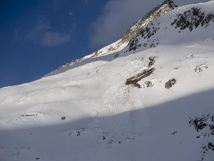 Lawine auf Skipiste. Foto: Urs Flueeler/KEYSTONE/dpa/Archivbild