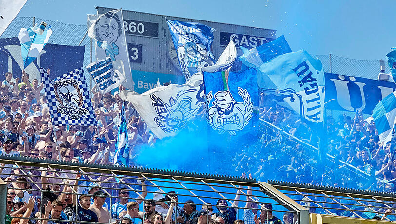 Die Fans des TSV 1860 fackeln Pyrotechnik vor dem Spiel gegen Borussia Dortmund II ab.