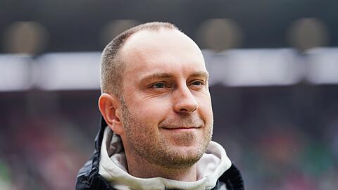 Bremens Trainer Ole Werner steht vor Anpfiff in Mainz im Stadion.