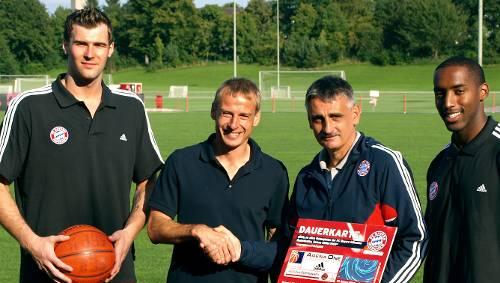 Fußball-Chefcoach Jürgen Klinsmann (2.v.l.) bekommt von Stuart Robbins, Georg Kämpf und Tim Morris (v.l.) die Dauerkarte. Fußball-Chefcoach Jürgen Klinsmann (2.v.l.) bekommt von Stuart Robbins, Georg Kämpf und Tim Morris (v.l.) die Dauerkarte.