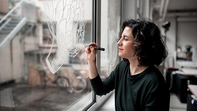 Vasiliki Mitropoulou bei ihrem Herzensberuf: Eine traditionelle Kunst, die sie für sich neu und wiederentdeckt hat. Sie veranstaltet auch Workshops für Lehrer zum Einsatz von Bildern beim Lernen. Vasiliki Mitropoulou bei ihrem Herzensberuf: Eine traditionelle Kunst, die sie für sich neu und wiederentdeckt hat. Sie veranstaltet auch Workshops für Lehrer zum Einsatz von Bildern beim Lernen.
