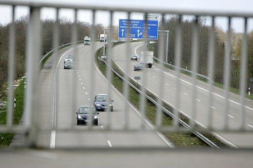 Die Täter hängten ein Stahlstück von einer Autobahnbrücke