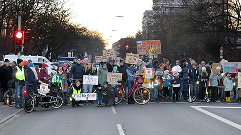 Rund 200 Eltern und Kinder demonstrierten vergangene Woche vor Schulbeginn für einen Umbau der Karl-Theodor-Straße. Die Pläne dafür liegen schon seit Jahren vor, im Februar diskutiert der Stadtrat erneut darüber.