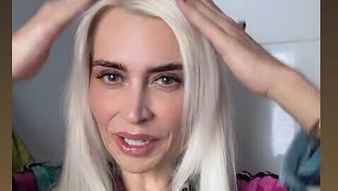 Verena Kerth mit neuer Frisur. Ganz &uuml;berzeugt ist sie vom neuen Look noch nicht.