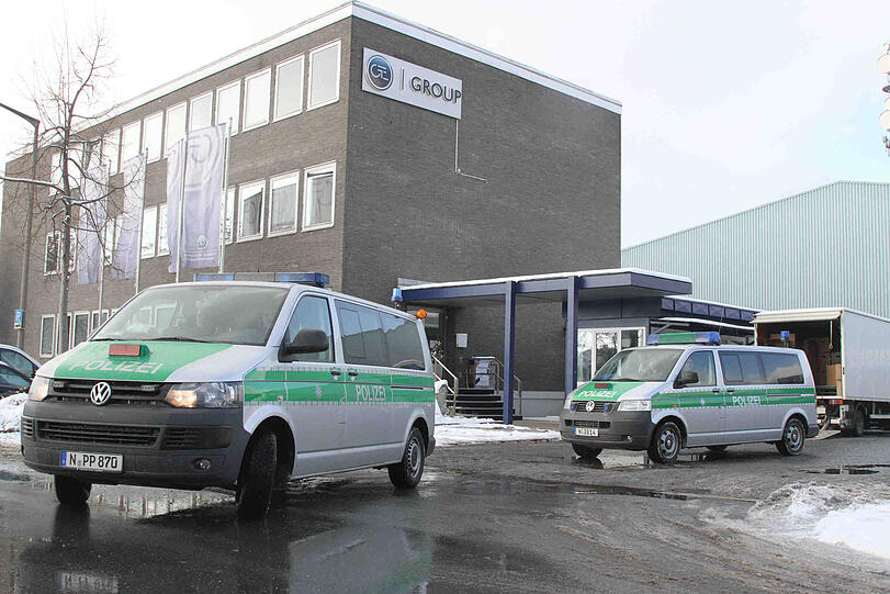 Bei der Razzia in der GFE-Firmenzentrale im letzten November stellten die Polizisten kistenweise Beweismaterial sicher.