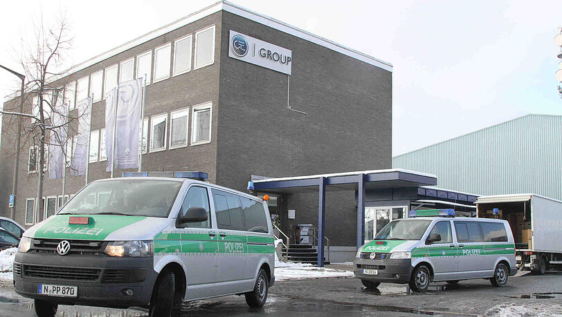 Bei der Razzia in der GFE-Firmenzentrale im letzten November stellten die Polizisten kistenweise Beweismaterial sicher. Bei der Razzia in der GFE-Firmenzentrale im letzten November stellten die Polizisten kistenweise Beweismaterial sicher.