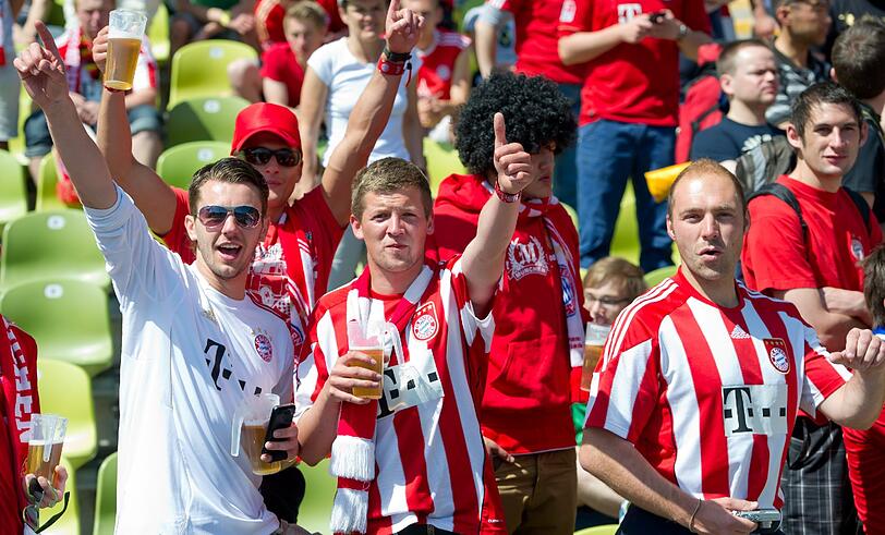 Hier feiern die Bayern-Fans unsere Stadt in den Ausnahmezustand! Die Bilder aus der Fußball-Stadt!