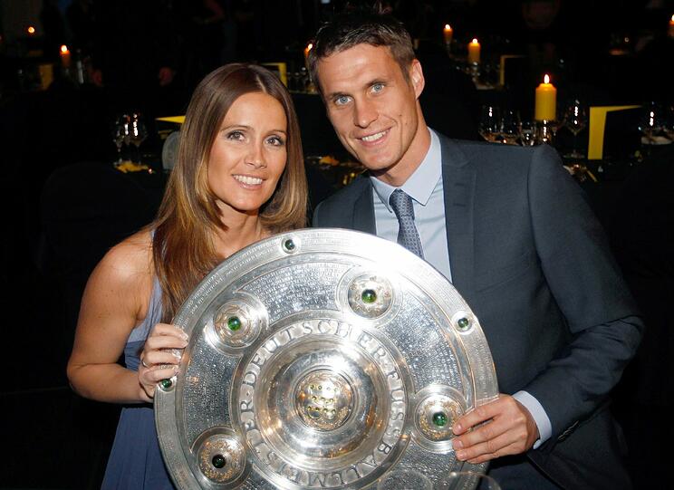 Dortmunds Kapitän Sebastian Kehl strahlt neben seiner Freundin Tina.