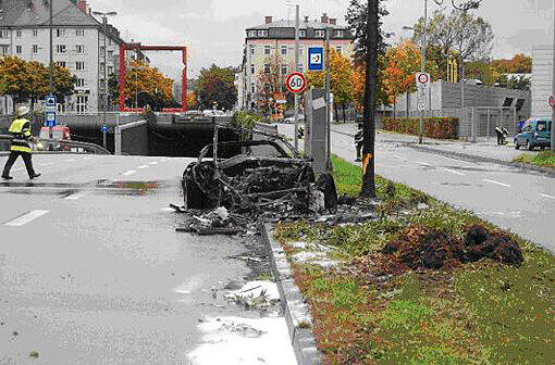 Ein Chevrolet-Fahrer kommt auf der Brudermühlstraße von der Fahrbahn ab und rast gegen einen Baum. Sein Wagen brennt komplett aus. Der Mann wird leicht verletzt.